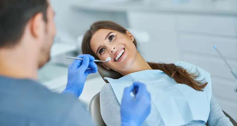Paciente sonriendo durante una revisión dental